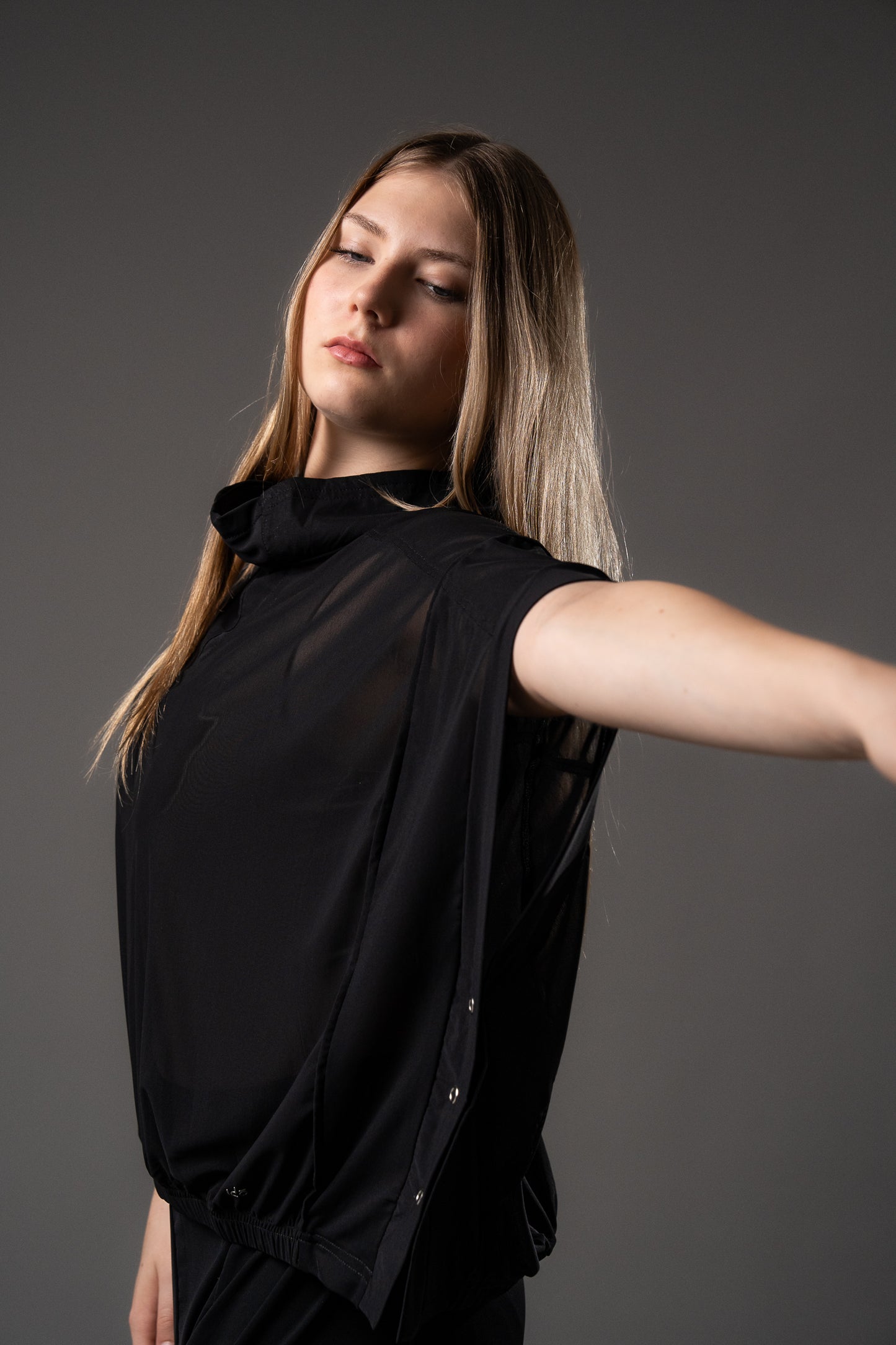Lisa SportsLux Kimono – Lightweight Sustainable layer with Clean Lines & Modern Side Openings